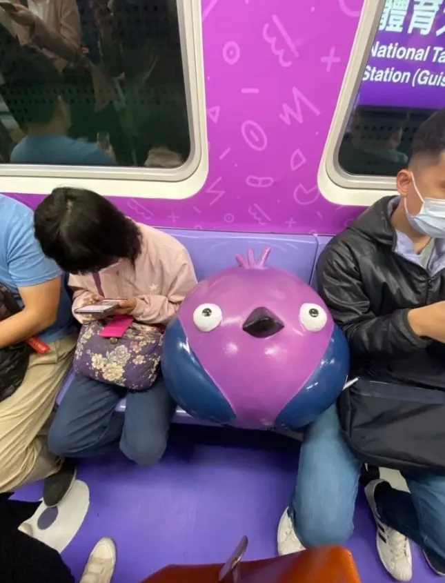 親子列車上有小鳥裝置藝術。翻攝《Dcard》