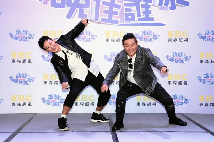 許效舜(右)在《請問 今晚住誰家》和威廉搭檔主持。資料照