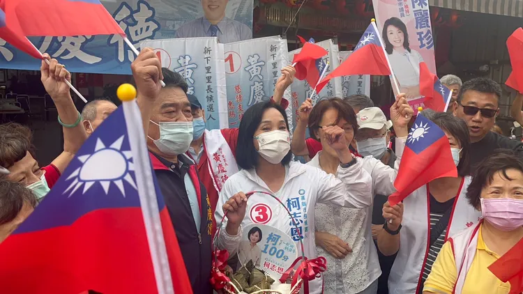 柯志恩今到左營拜票，國民黨籍新下里里長黃慶德（柯志恩左邊）出面迎接她。柯志恩競辦提供