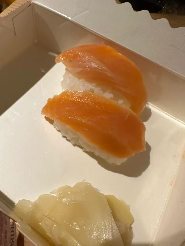 完全沒有油脂的鮭魚握壽司，看了實在沒有胃口。翻攝爆怨公社
