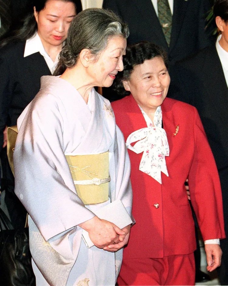 1998年，王冶坪陪江澤民訪日，旁為日本皇后美智子。法新社