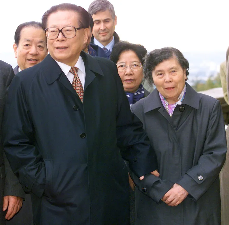 1999，江澤民夫婦訪法國里昂，他拉著王冶坪的手。法新社