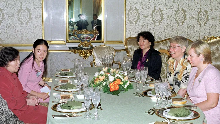 2001年，王冶坪伴夫訪俄羅斯，在克林姆林宮與當時普丁的夫人共餐。法新社