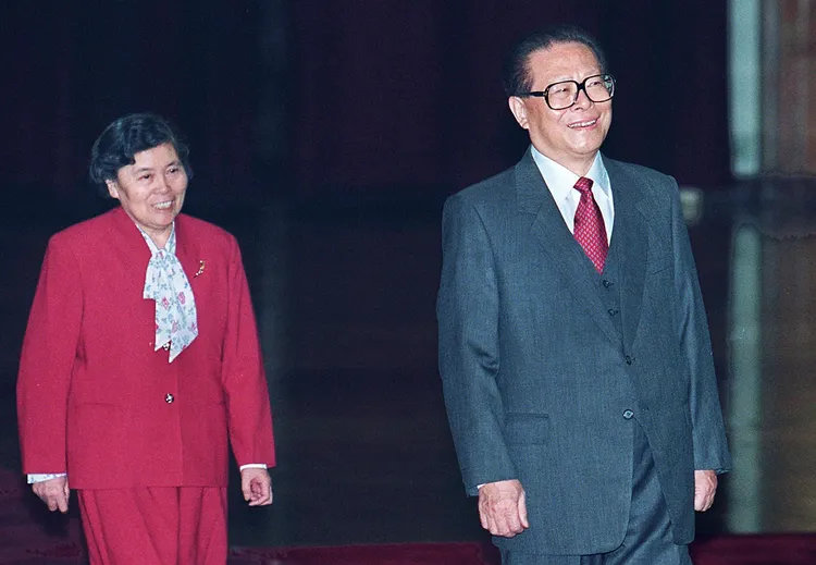 1997年攝於北京人民大會堂。王冶坪常被拍到走在江澤民身後，相距2、3步。法新社