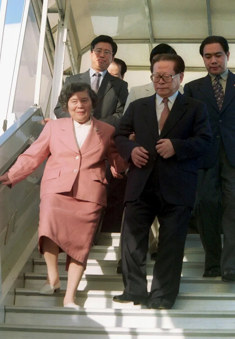 2001年，王冶坪與江澤民於大溪地，下樓梯時她自然地挽著他臂膀。法新社