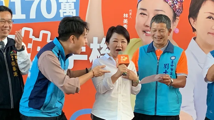 盧秀燕親自打電話恭喜中獎人。曾雪蒨攝