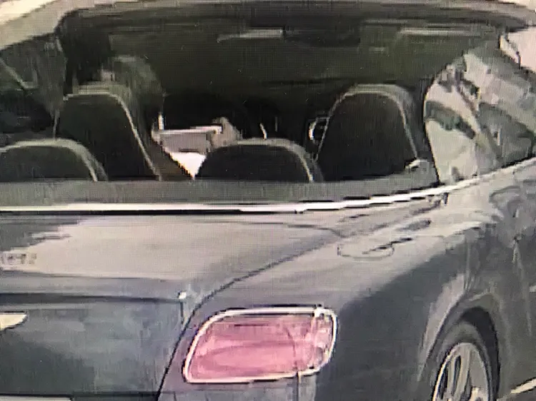 賓利車駕駛跨越雙黃線逆向超車。翻攝Youtube