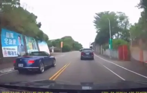 喔...喔...連8聲!千萬賓利敞篷跑車逆向超車 阿北差點升天影片曝光