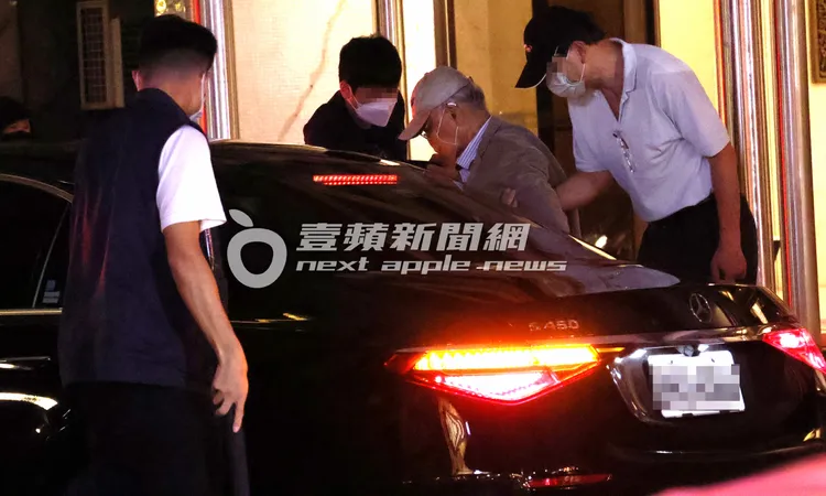 連戰在隨扈攙扶下坐上要價626萬元的賓士S450豪車。特勤中心攝