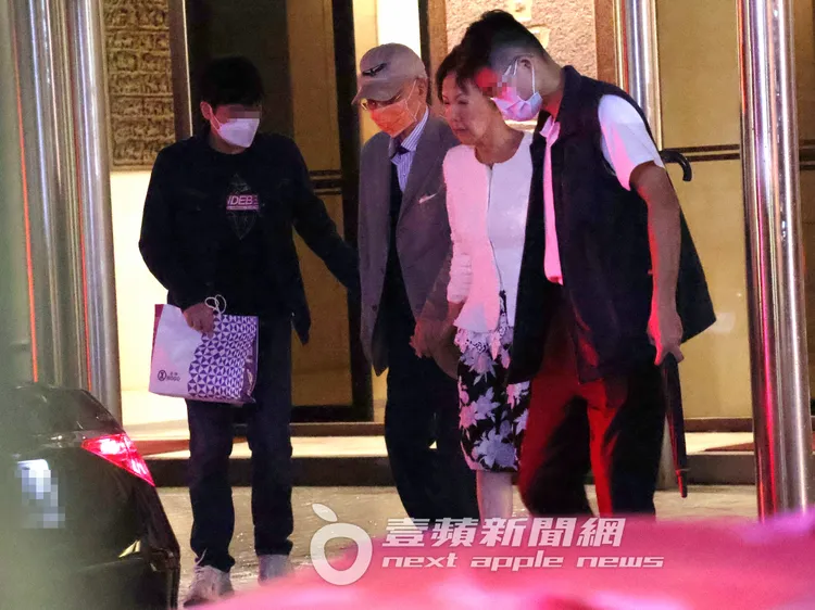 連戰牽著夫人的手前進，連方瑀反手緊握著他當人肉枴杖。特勤中心攝