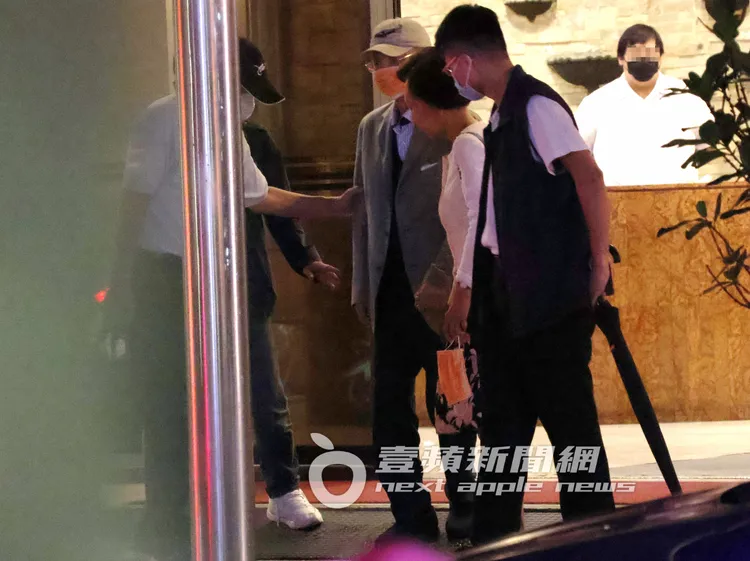 連戰夫人連方瑀攙扶著連戰步出官邸。特勤中心攝