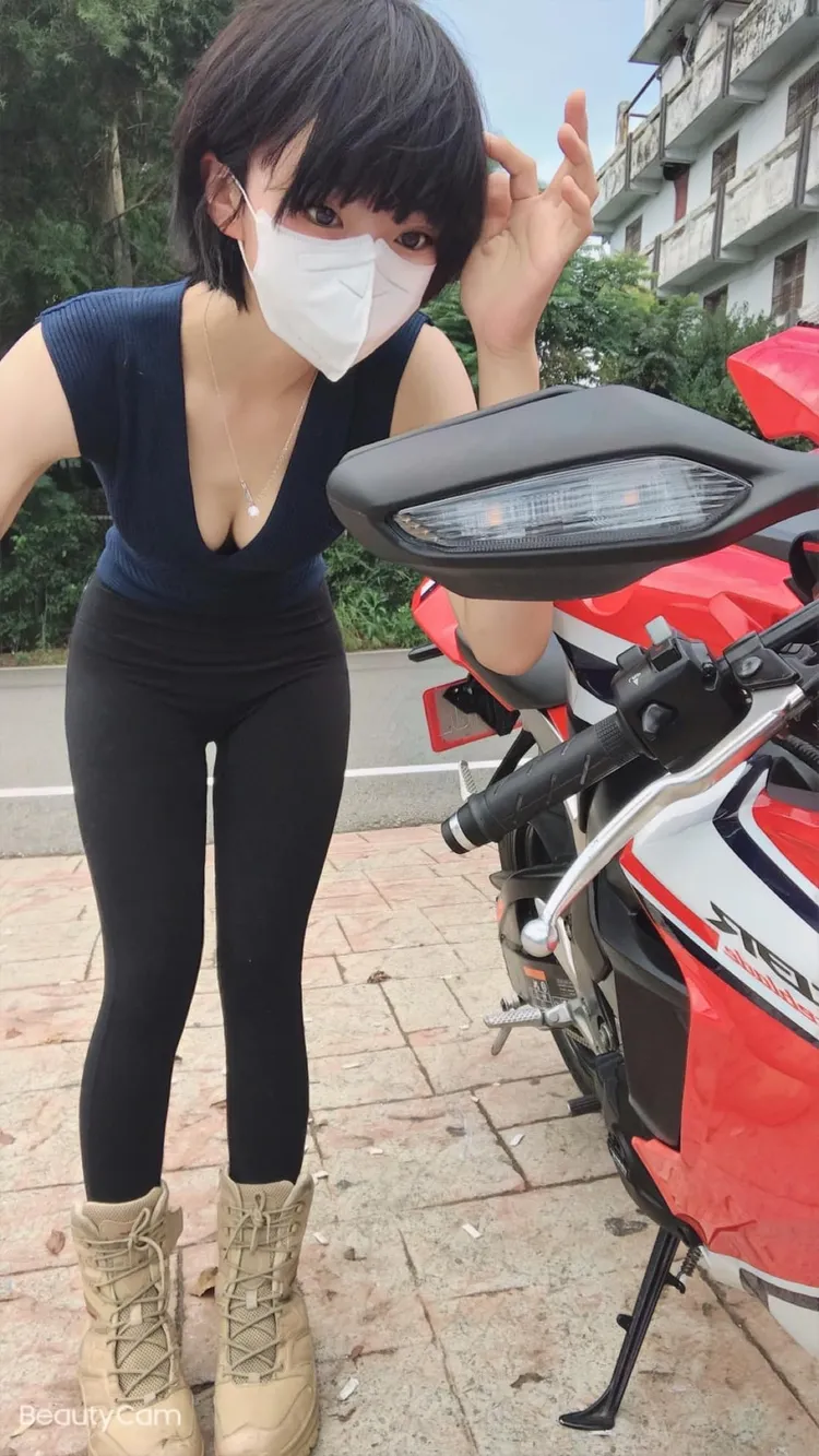 穠纖合度的身材被車友們讚說「不科學」。翻攝個人臉書