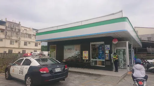 襲警!狂男見警察開溜 囂張駕車撞毀巡邏車下場出爐