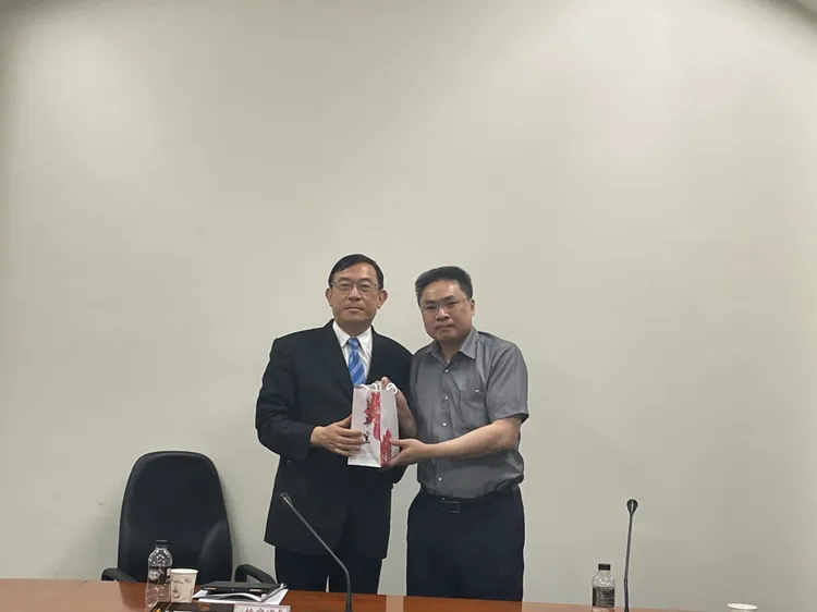 檢察官黃智勇（右）今天偵結第四波現金賄選起訴案，邢泰釗到場肯定表揚。苗栗地檢署提供