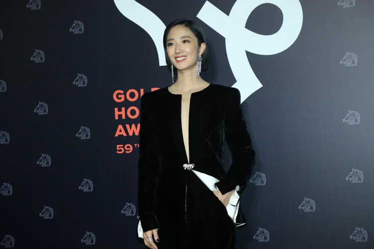 桂綸鎂以香奈兒黑色天鵝絨深V領套裝微露性感，搭配Charleston流蘇鑽石耳環襯托清麗風格。攝影中心攝