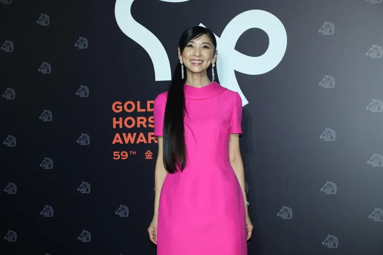 黑木瞳穿義大利時裝VALENTINO桃粉色小洋裝搭配寶格麗Serpenti鑽石耳環飄少女感。攝影中心攝