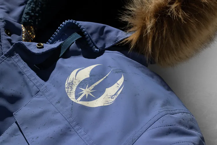 羽絨外套胸前飾有絕地武士徽章。品牌提供