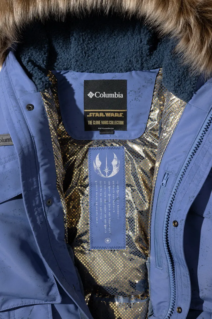 羽絨外套內裡可見《星戰》中銀河系官方語言Aurebesh的血幅標誌。品牌提供