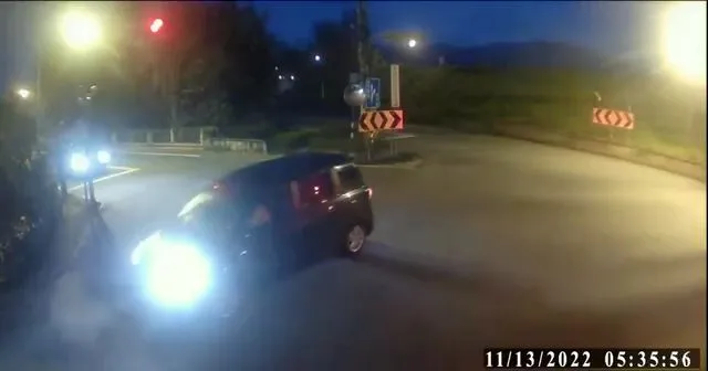 警方調閱路口監視器初步掌握涉案車輛。翻攝照片