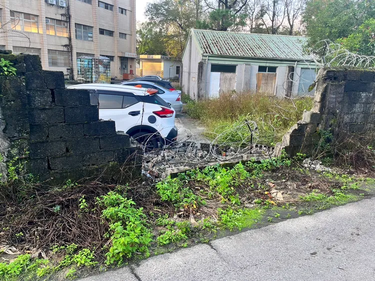 宜蘭金六結營區外圍牆被撞破一個大洞，波及停在圍牆旁的一部車輛，軍方緊急先以蛇籠進行阻隔。讀者提供