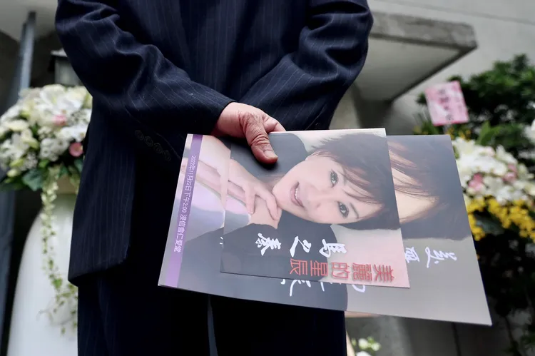 追思告別會的參與者都會拿到珍貴畫冊。林林攝