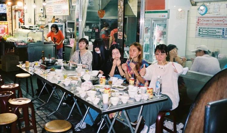 LÜCY（右二）帶領海外的音樂人造訪華西街。晚安島提供