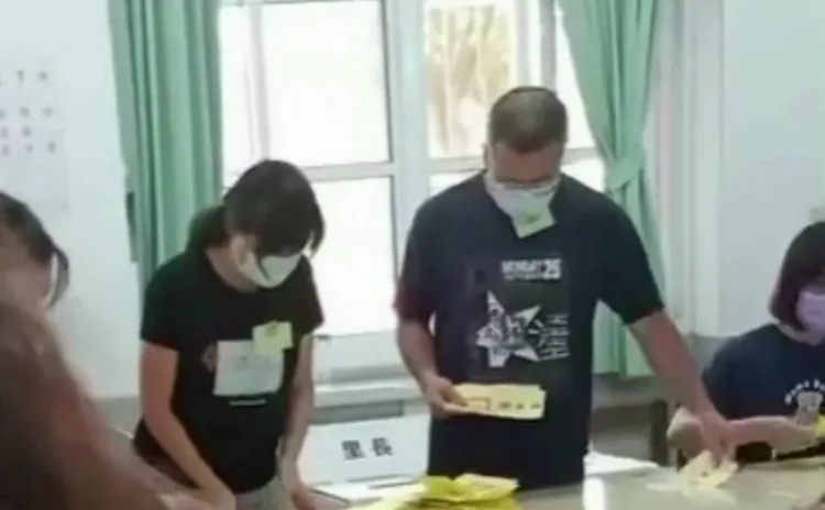 東港國小投開票所開票時只唱票不亮票受質疑。取自臉書爆廢公社