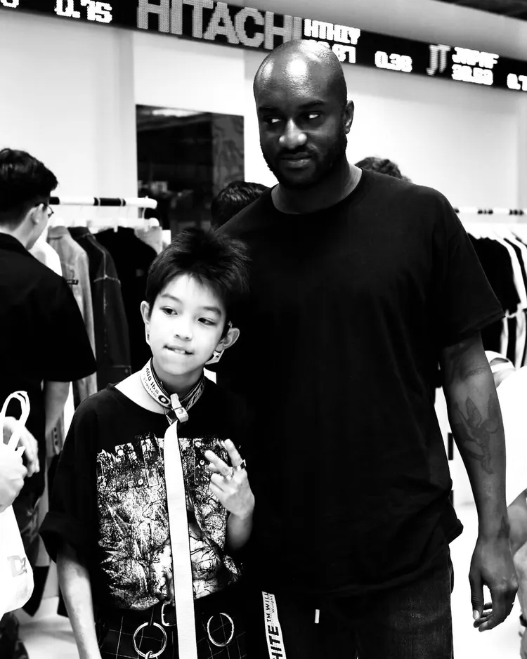 YOSHI（左）13歲時受到Off-White設計師Virgil Abloh賞識，因而開啟演藝之路，Virgil Abloh去年過世時，他PO出當年合照哀悼。翻攝YOSHI IG