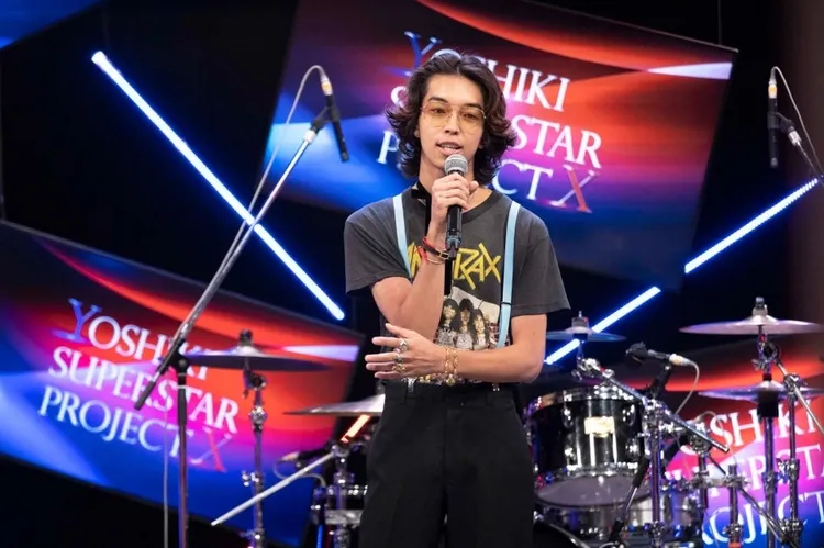 YOSHI參加YOSHIKI主導的選秀節目，剛入選樂隊主唱。翻攝oricon