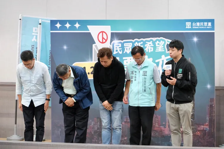 柯文哲偕黨內同仁感謝支持者。陳志淵攝