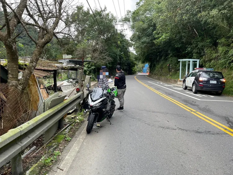 黃牌重機騎士因被逼迫，往右邊偏靠卻不慎撞上護欄。警方提供