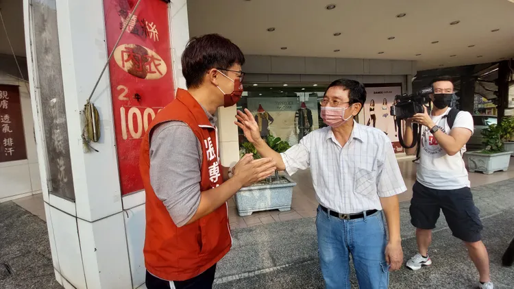 張博洋巧遇支持者，熱情打招呼。凃建豐攝