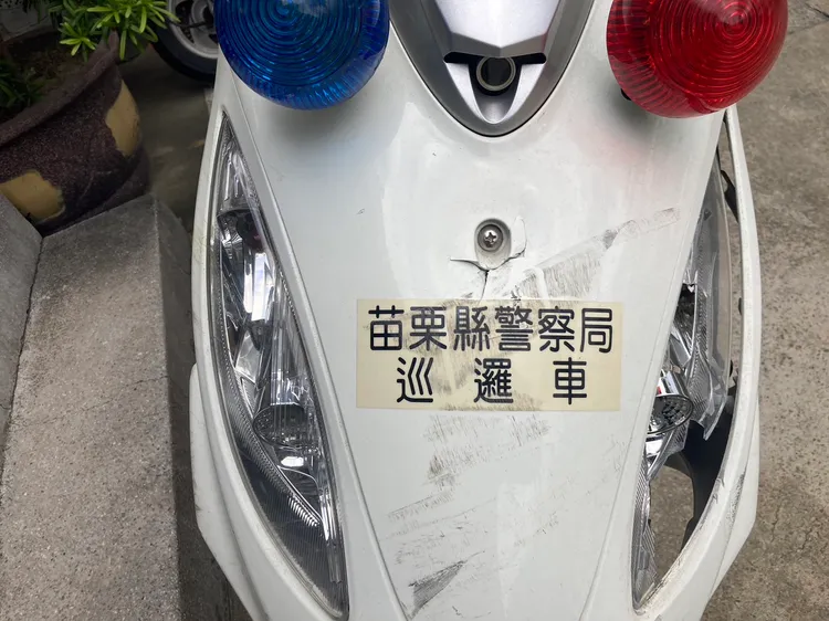 警用機車遭嫌犯駕車衝撞受損。讀者提供