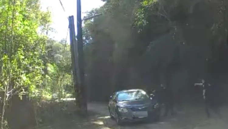 員警持槍喝令嫌犯下車就逮。讀者提供