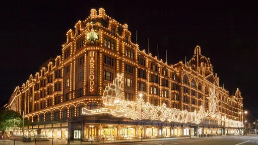 DIOR為Harrods百貨打造聖誕禮　燈光絢爛外牆！開限定店又賣Café甜點