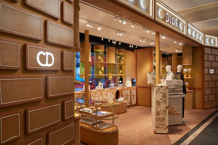 第二座期間限定店以禮品為主題，擺放了從服裝到鞋履的各樣驚喜作品。品牌提供