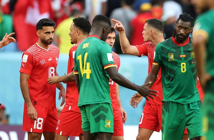 瑞士的紅色球衣配喀麥隆的綠色球衣，對色盲人士來說是「錯誤示範」。路透社