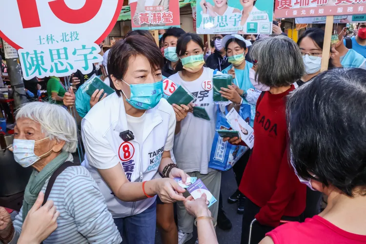 黃珊珊走訪金龍市場。趙世平攝