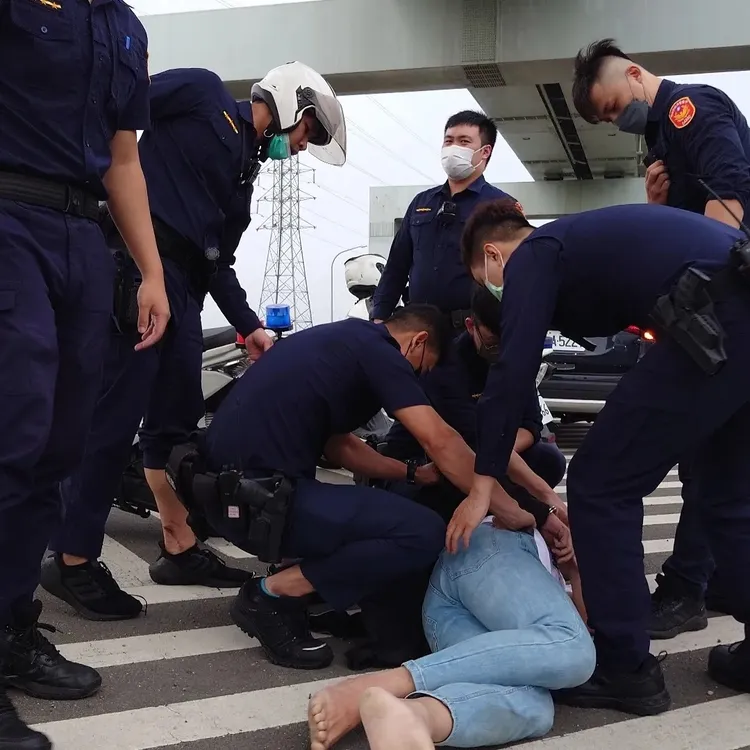 警方將李姓毒品通緝犯壓制在地。翻攝自臉書社團爆料公社(官方粉專專屬)
