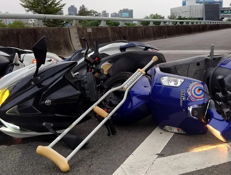 見義勇為的林姓民眾用機車將林姓嫌犯攔下。翻攝自臉書社團爆料公社(官方粉專專屬)