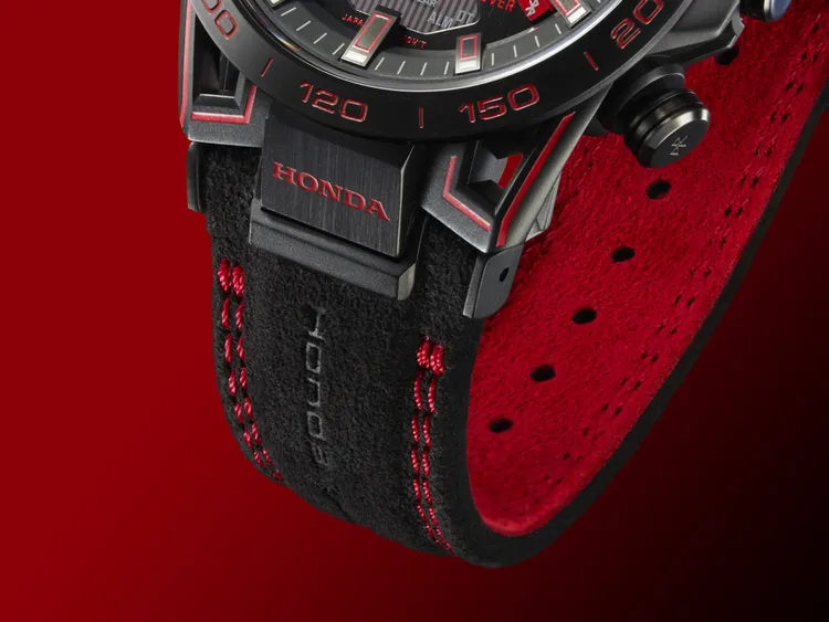 紅黑配色錶帶採用與HONDA Type R車款相同的義大利Alcantara麂皮製作。品牌提供