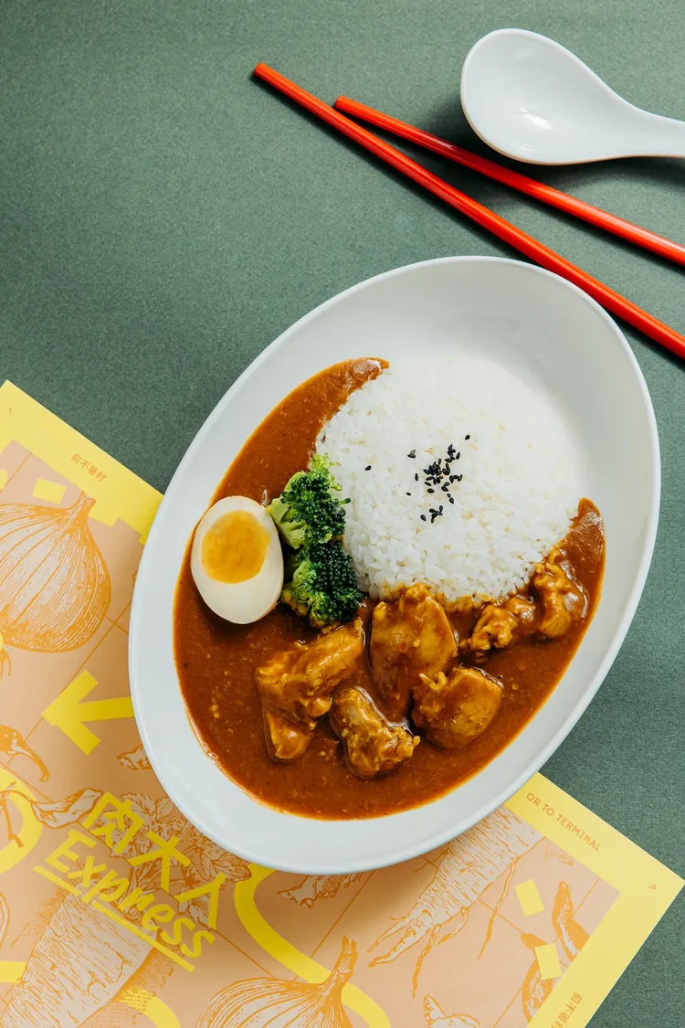 家常便飯雞肉咖哩飯套餐250元，含原味時蔬雞湯、小菜、軟性飲料無限暢飲。業者提供