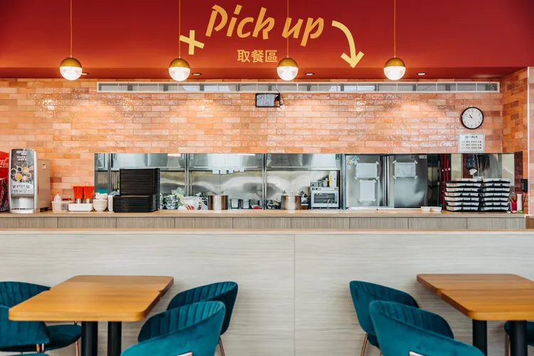 餐廳內裝帶點復古及公路餐廳特色的訂制磚牆。業者提供