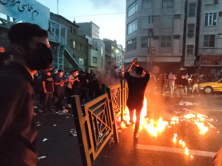 伊朗女子艾米尼因頭巾沒戴好被羈押後死亡，引發民眾上街抗議潮。法新社