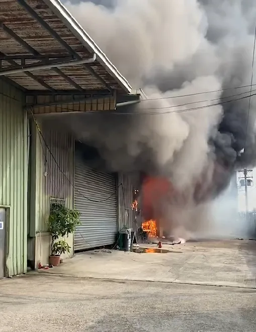 國道10號旁的工廠倉庫火警，濃煙衝天。讀者提供