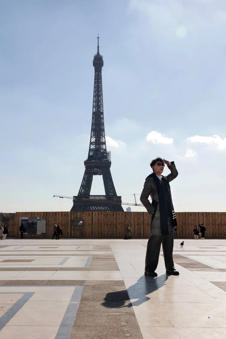 李佑群開心與巴黎鐵塔合影。幸喜提供