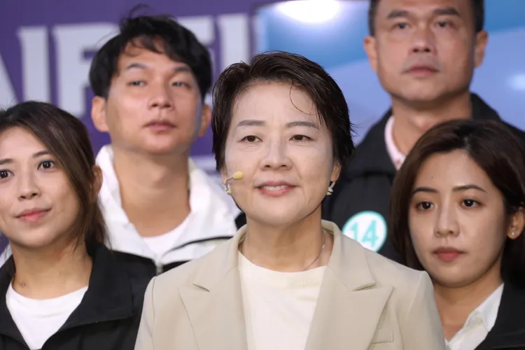 黃珊珊率小雞出席「健康城市政策記者會暨1106偉大市民向前騎活動宣傳」。陳明中攝