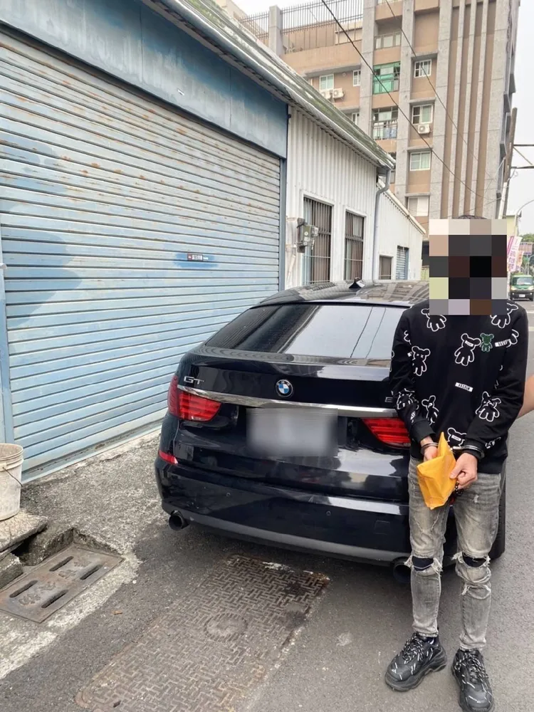 警方埋伏後當場逮獲取款車手。警方提供