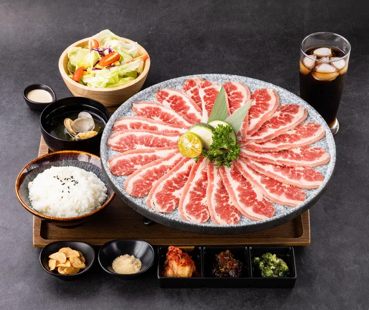 IKIGAI主打單人套餐。美國牛胸腹大盛，390元。業者提供