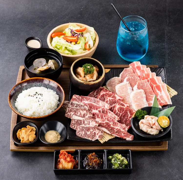 店裡供應美國Prime牛肉、澳洲純血和牛、日本鹿兒島A5和牛等各式肉品。大食怪套餐，780元。業者提供